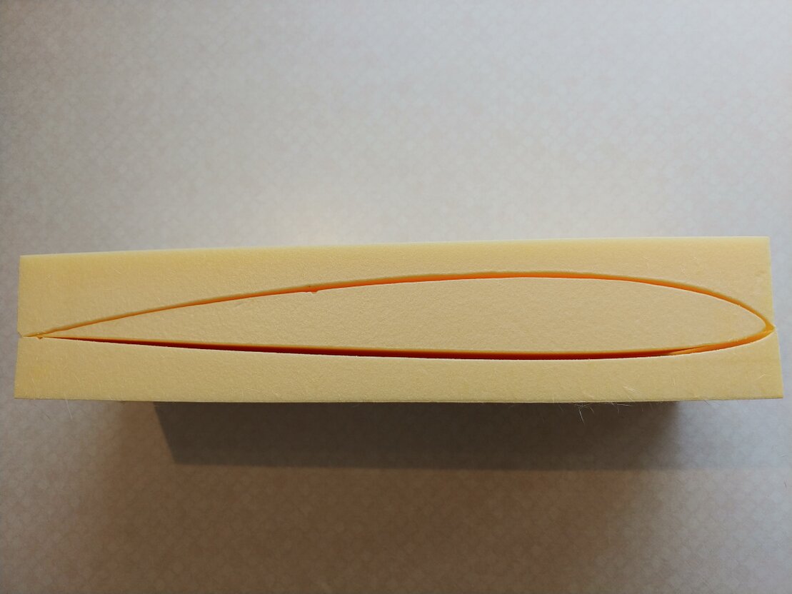 CNC-Styroporschneidemaschine schneidet einen Tragflächenkern