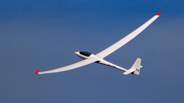 Segelflugmodell beim Hangflug